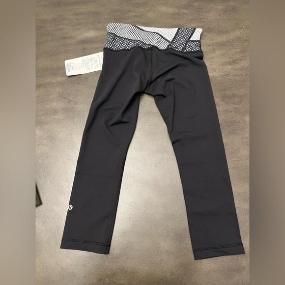 Lululemon crop yoga pants size 4 - Picture 4 of 7